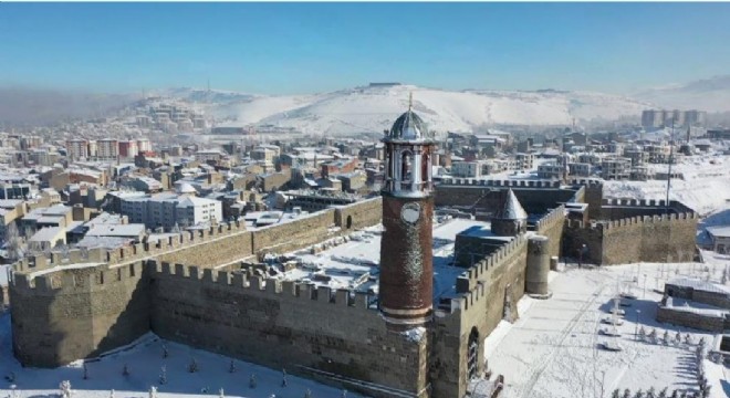  Erzurum'da karla tarih bütünleşmesi